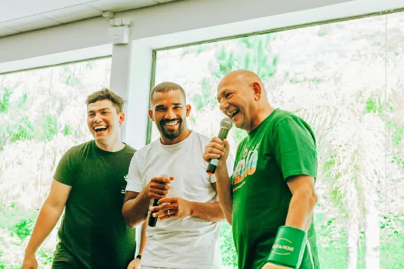 Boxeador Esquiva Falc&atilde;o visita Centro Administrativo da Havan