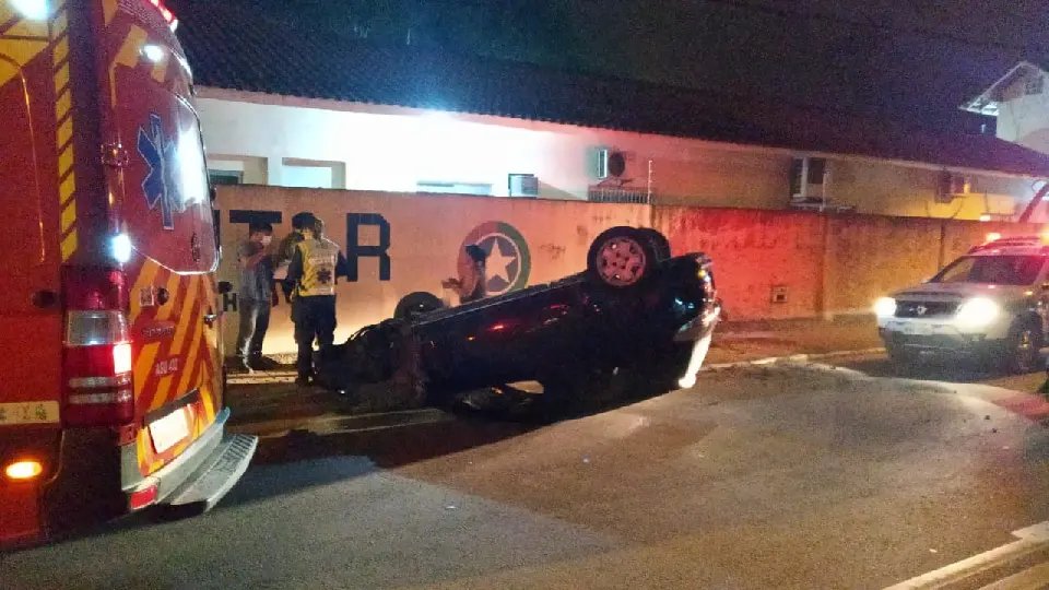 Carro colide contra muro do 18&deg; Batalh&atilde;o de Pol&iacute;cia Militar