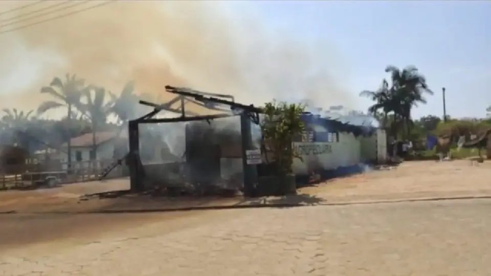 Casa &eacute; consumida pelo fogo 