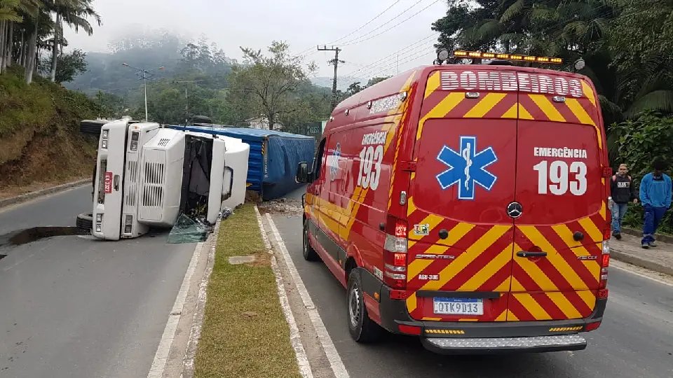 Carreta tomba no acesso entre Brusque e Guabiruba