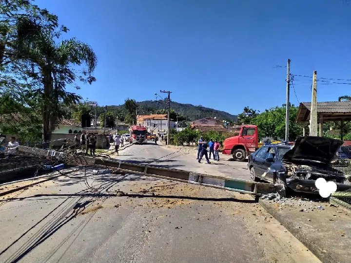 Carro acerta e derruba poste no final desta manh&atilde;