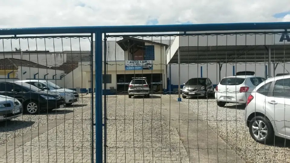 Assaltantes levam veículo de garagem e amarram funcionários e cliente