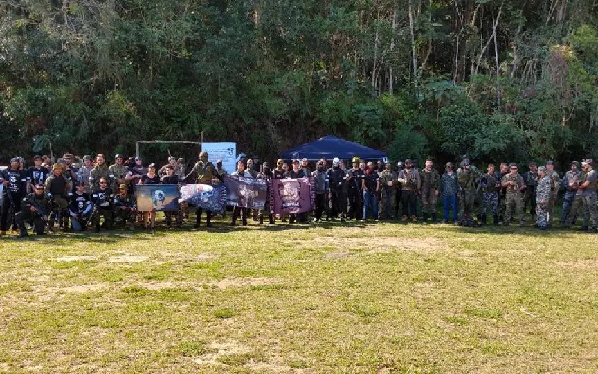 Americanos completam a missão na batalha do airsoft