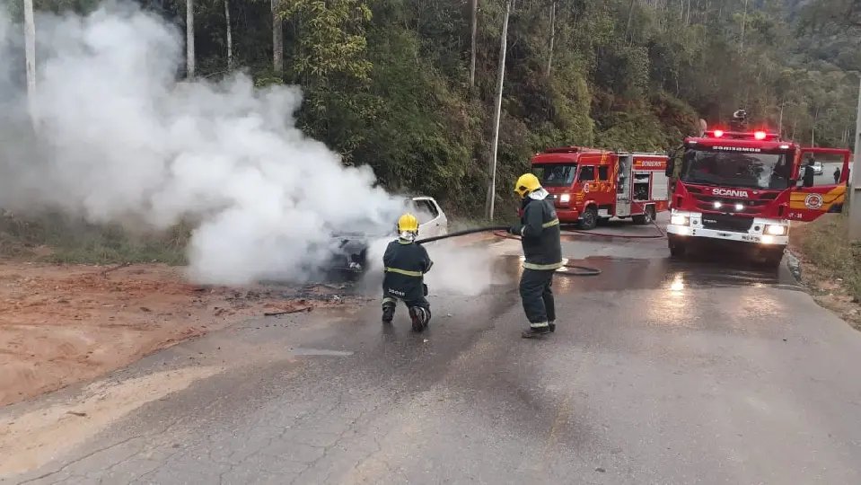 Inc&ecirc;ndio destroi ve&iacute;culo no final desta tarde no Zant&atilde;o
