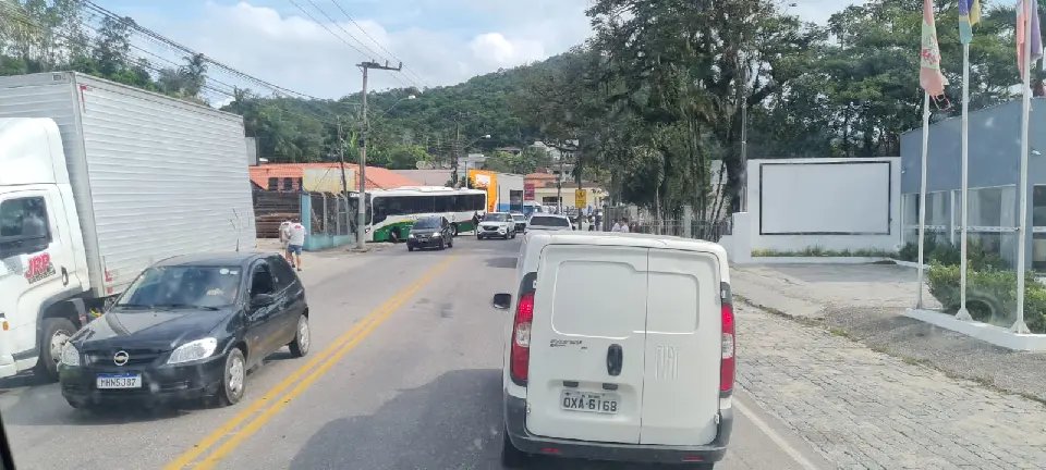Motorista perde o controle e &ocirc;nibus bate contra poste, no &Aacute;guas Claras
