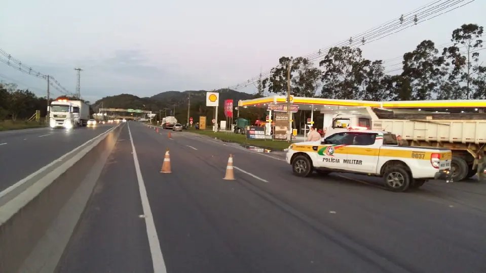 Acidente derrama &oacute;leo na pista da Ant&ocirc;nio Heil e tr&acirc;nsito precisou ser desviado