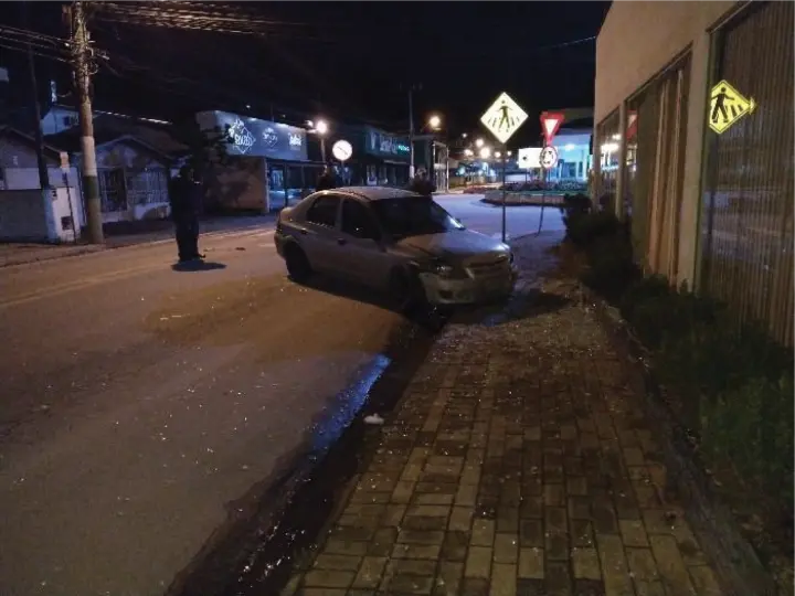 Carro desgovernado invade e destroi espa&ccedil;o na Unifebe