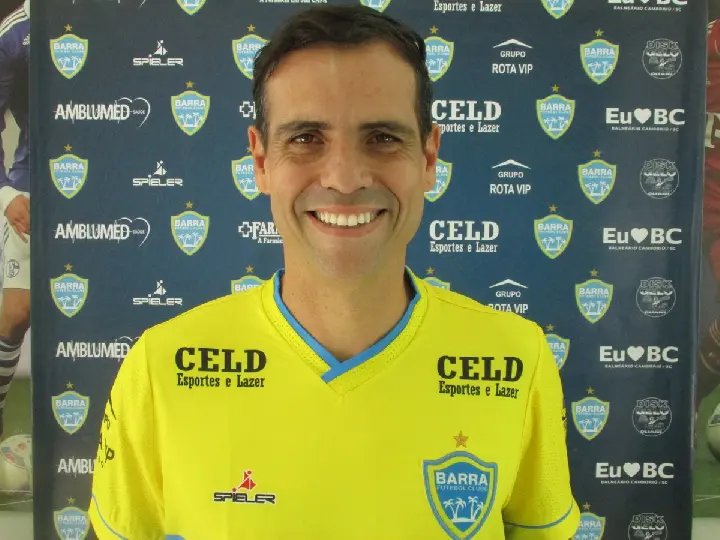 Carlos Renaux traz o experiente meia Athos