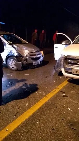 Colis&atilde;o entre carros fere dois e deixa um no hospital