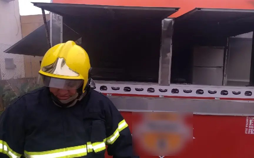 Trailer de lanche sofre princípio de incêndio no Santa Rita