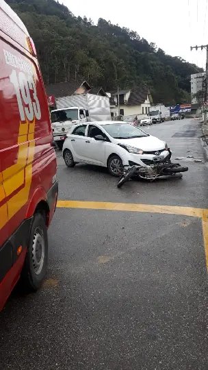 Colis&atilde;o deixa motociclista ferido no bairro Guarani