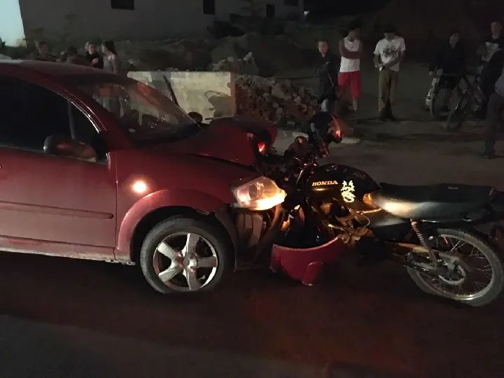 Colisão frontal de carro e moto na rua São Pedro