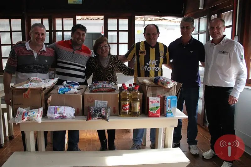 Equipes e FME entregam alimentos da final do amador