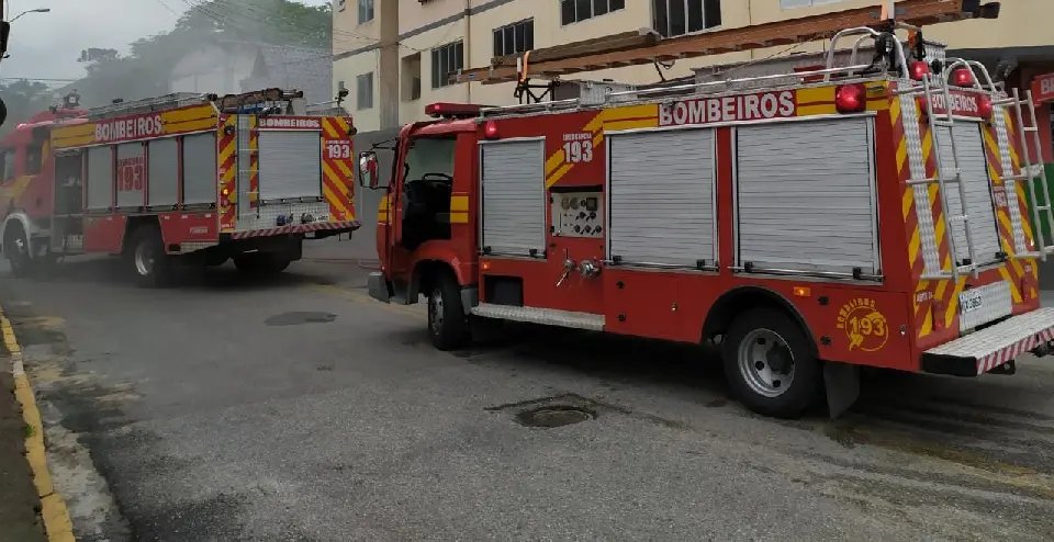 Inc&ecirc;ndio atinge pr&eacute;dio no bairro Souza Cruz