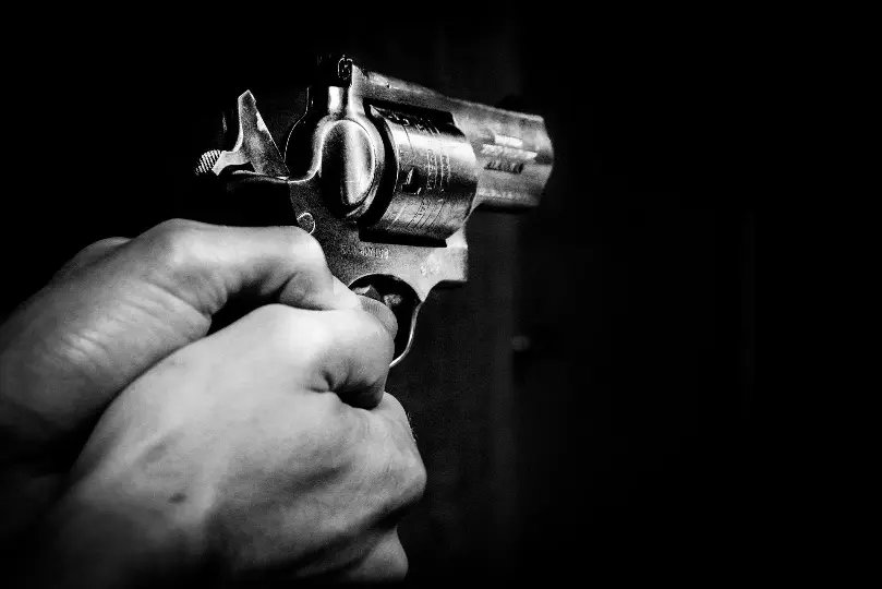 Adolescentes roubam celular com simulacro de arma de fogo