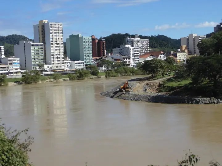 Suspensas atividades de empresa que poluiu rio