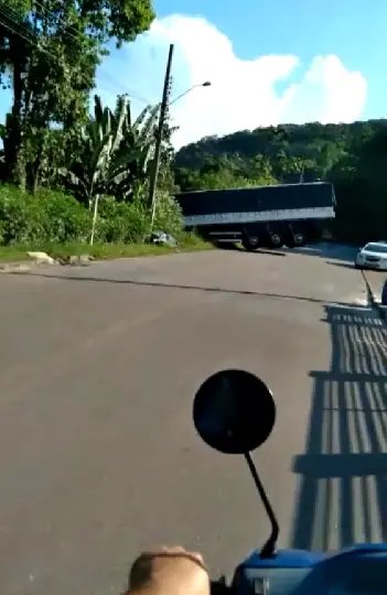 (V&iacute;deo) Motociclista flagra acidente com caminh&atilde;o, no Dom Joaquim