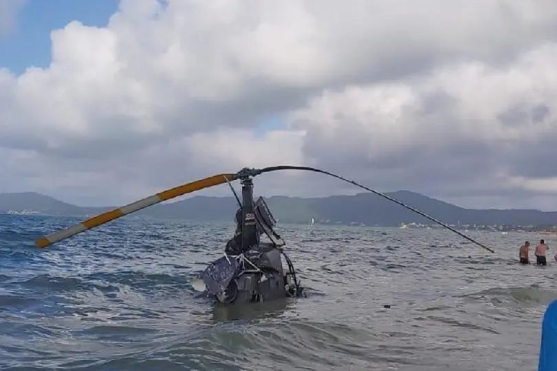 Helic&oacute;ptero cai pr&oacute;ximo da faixa de areia de Canasvieiras