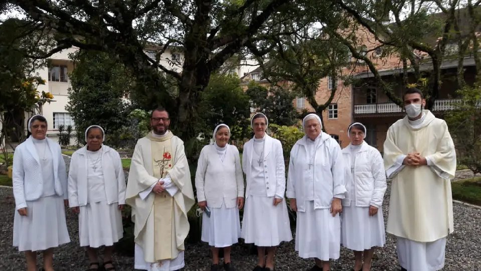 Irm&atilde;s Ap&oacute;stolas do Sagrado Cora&ccedil;&atilde;o de Jesus s&atilde;o homenageadas