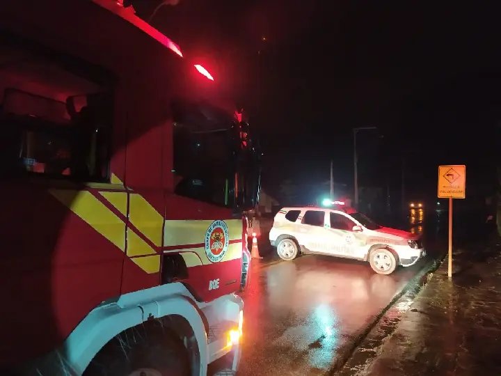 Jovem bate carro contra poste no come&ccedil;o da madrugada