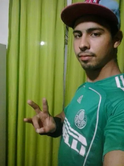 Jovem é morto a tiros