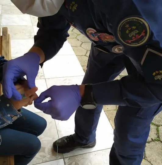 Bombeiros retiram anel preso em dedo de menina de nove anos