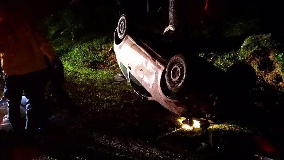 Homem &eacute; jogado para fora de ve&iacute;culo durante capotamento em Botuver&aacute;