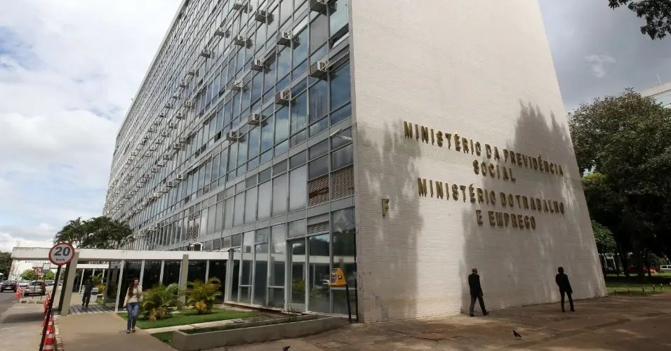 Ministério nega que aumentará jornada de trabalho
