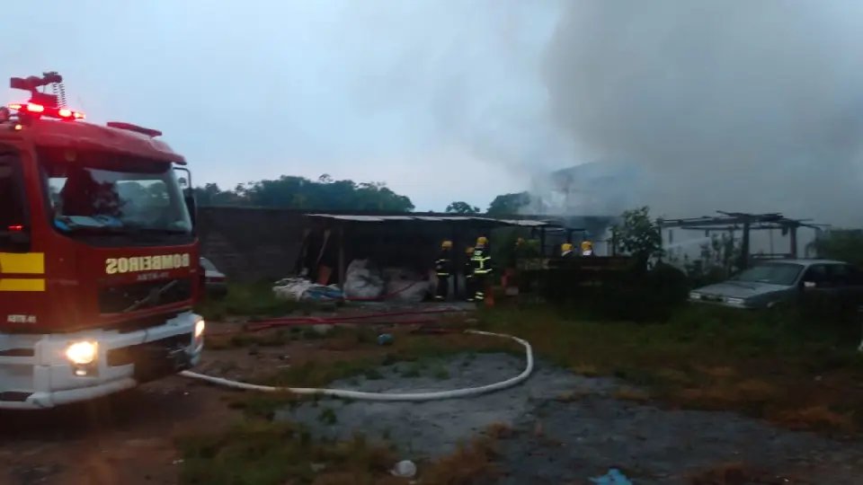 Galp&atilde;o de materiais recicl&aacute;veis &eacute; atingido por inc&ecirc;ndio, em Blumenau