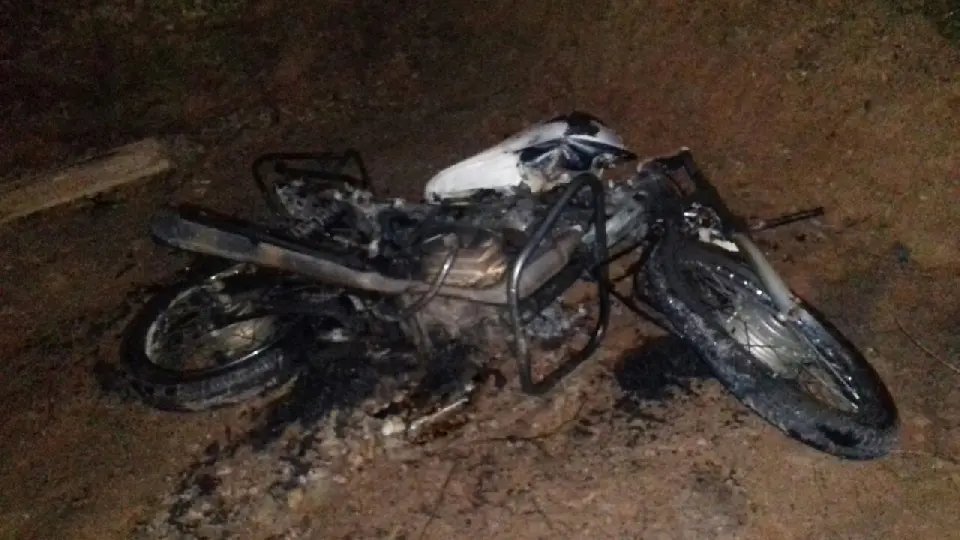 Bandidos assaltam posto e incendeiam moto