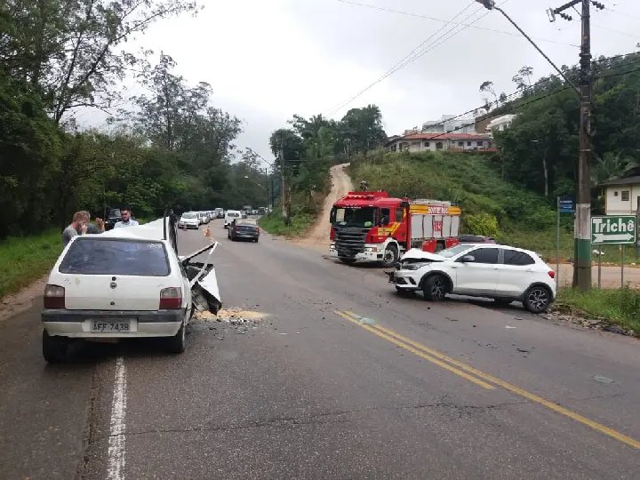 Carros batem de frente na Ivo Silveira