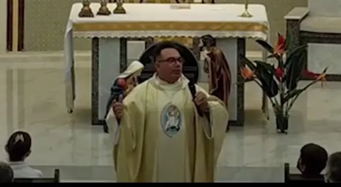 (V&Iacute;DEO) Padre critica vacina e ironiza uso de m&aacute;scaras