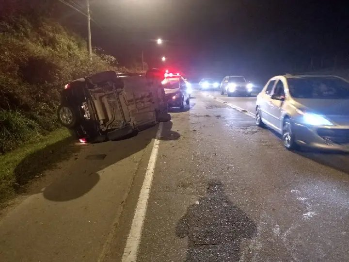 Ve&iacute;culo capota na rodovia Ivo Silveira, em Brusque