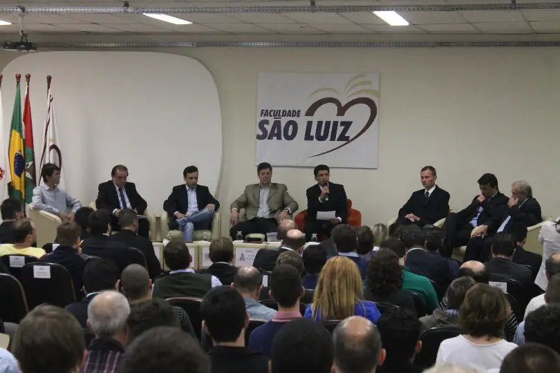 Sete candidatos a prefeito se encontram em debate
