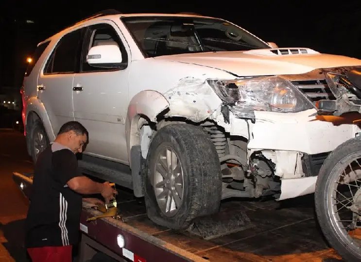 Homens rendem família, roubam carro e sofrem acidente