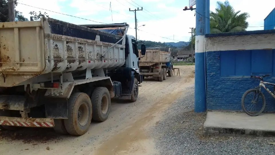 Poeira, barro e uma comunidade furiosa