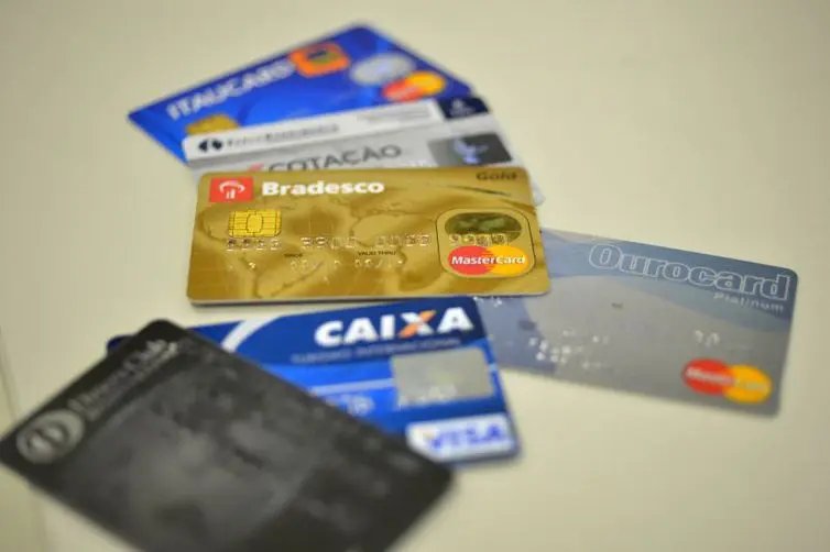 Número de endividados e inadimplentes cresce de julho para agosto