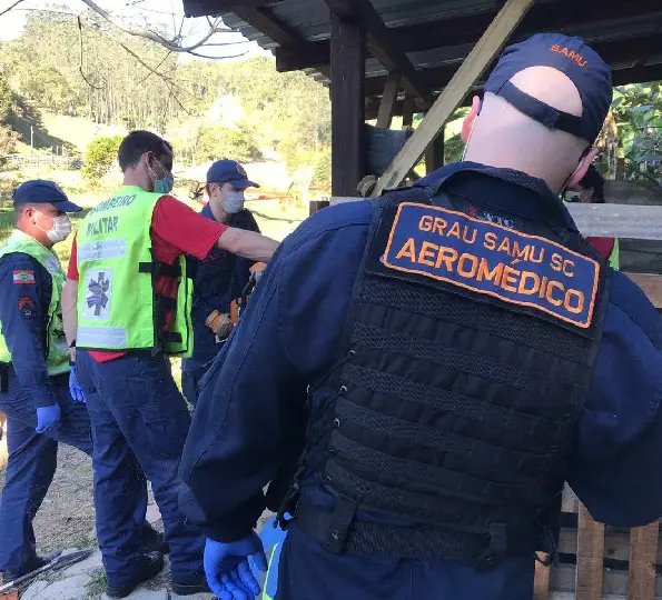 Crian&ccedil;a &eacute; socorrida de helic&oacute;ptero ao ter a m&atilde;o presa em maquin&aacute;rio