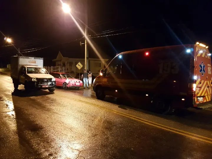 Acidente entre dois veículos deixa criança de 3 anos ferida