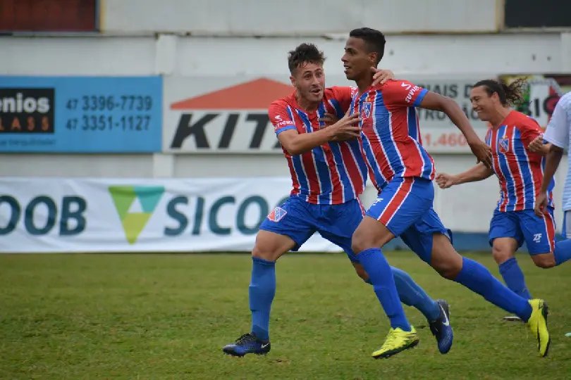 Carlos Renaux goleia o Porto em tarde dos zagueiros