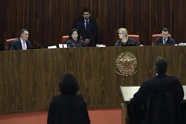 Por 6 votos a 1, TSE rejeita candidatura de Lula nas eleições
