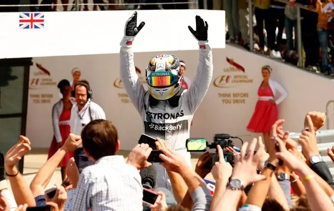 Hamilton triunfa diante da torcida