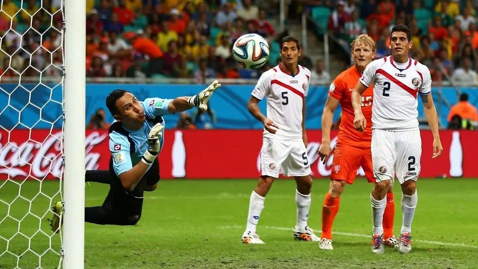 Holanda sofre, mas se classifica 