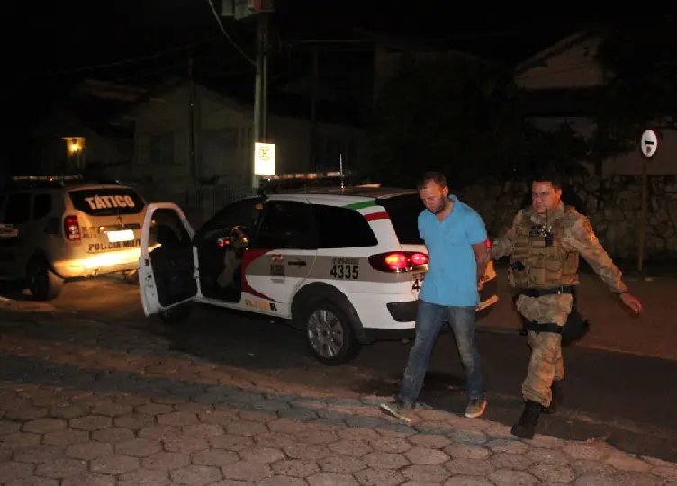 Homem é pego com notas falsas após fuga