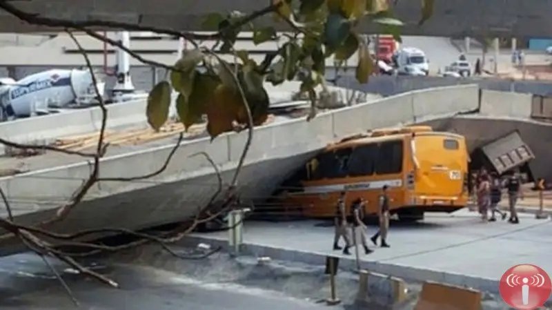 Viaduto desaba e mata duas pessoas