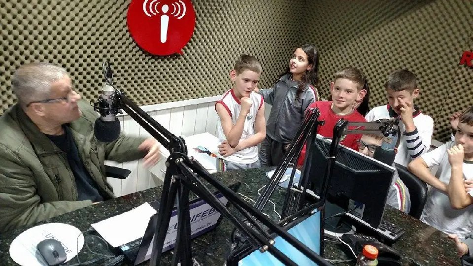 Alunos visitam estúdio da Rádio Cidade