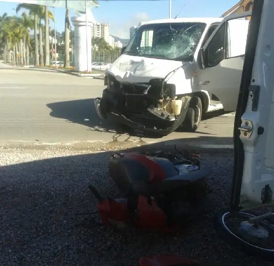 Motociclista fica ferido em colisão na Antônio Heil