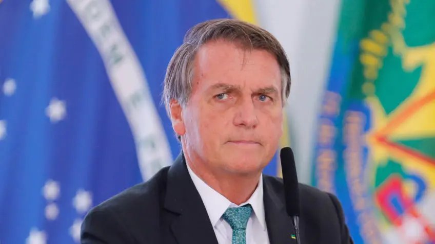 Bolsonaro &eacute; internado para exames ap&oacute;s dores abdominais