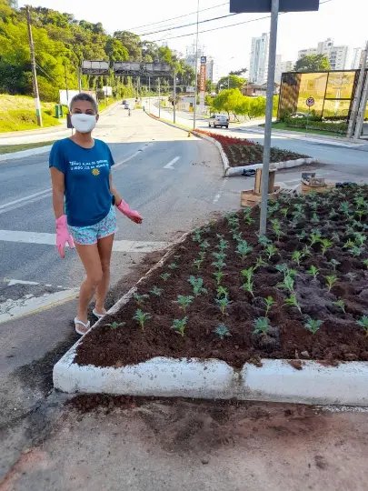 Turista fica encantada com a &ldquo;cidade florida&rdquo; e ajuda a plantar flores em canteiros de Brusque
