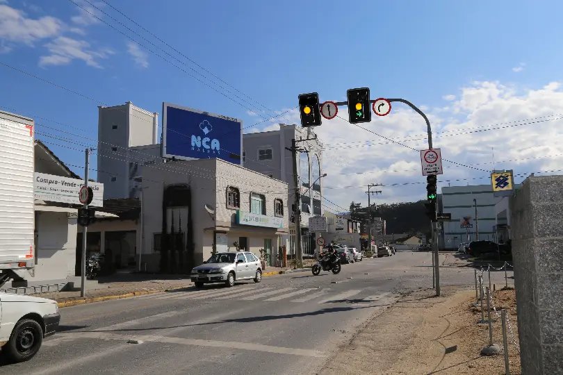 Semáforo de Guabiruba intermitente durante a madrugada